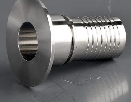 Swivel flange with toothed hose shank for connecting with another hose closely